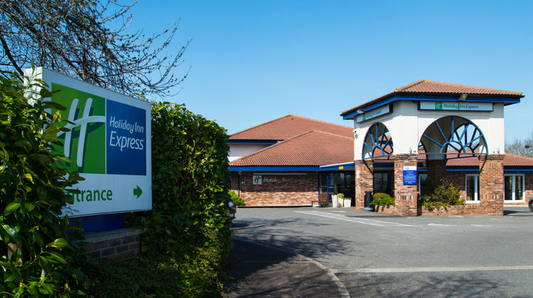Holiday Inn Express Peterborough Exterior