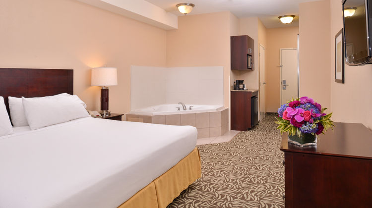 Holiday Inn Express Hotel & Suites Suite