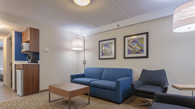 Holiday Inn Express & Suites Belleville Room