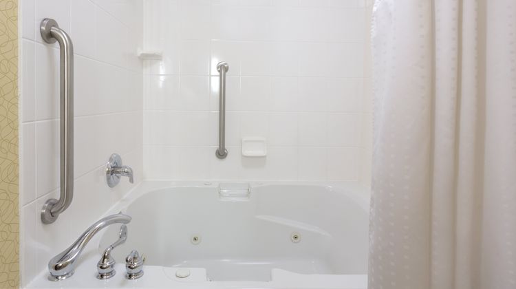Holiday Inn Express East Brunswick Suite