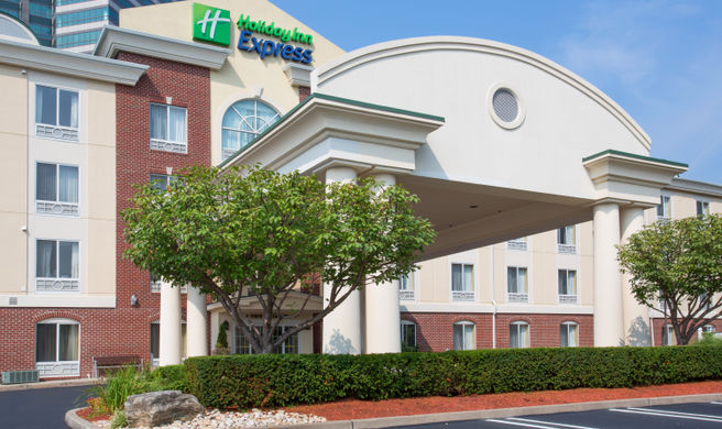 Holiday Inn Express East Brunswick Exterior