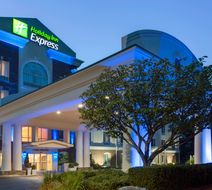 Holiday Inn Express East Brunswick Exterior