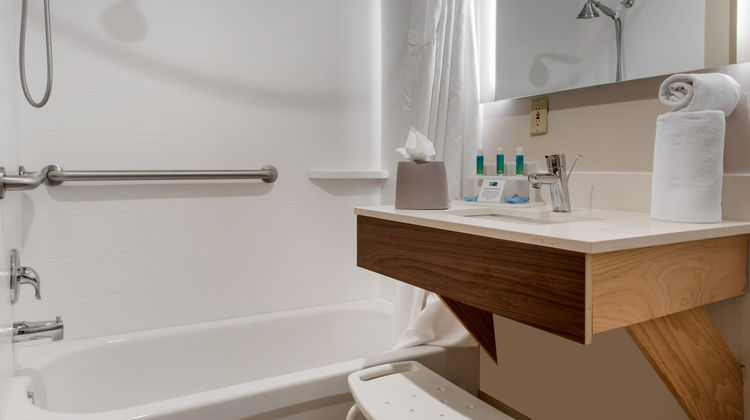 Holiday Inn Express & Suites Harrison Room