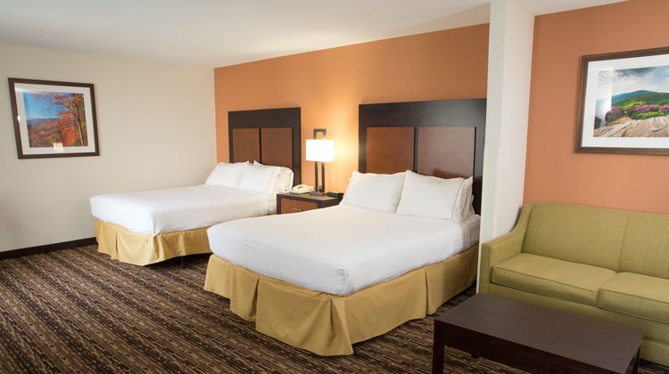 Holiday Inn Express Hotel & Suites Suite