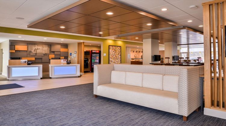 Holiday Inn Express and Suites Lobby