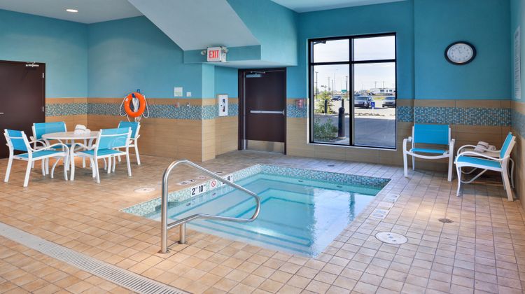 Holiday Inn and Suites Edmonton Airport Pool