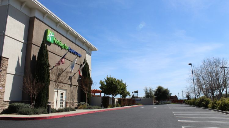 Holiday Inn Express Hotel & Suites Exterior