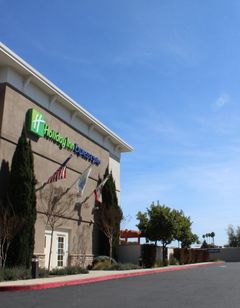 Holiday Inn Express Hotel & Suites