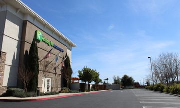 Holiday Inn Express Hotel & Suites
