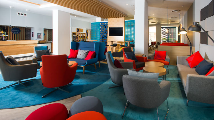 Holiday Inn Express Portsmouth - North Lobby