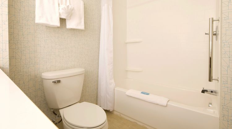 Holiday Inn Express & Suites Gaylord Room