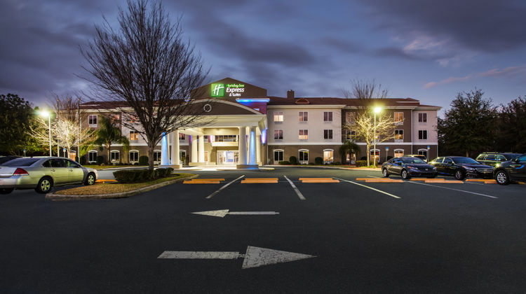 Holiday Inn Express Hotel & Suites Exterior