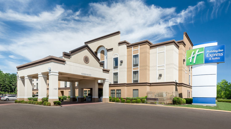 Holiday Inn Express & Suites Grenada Exterior