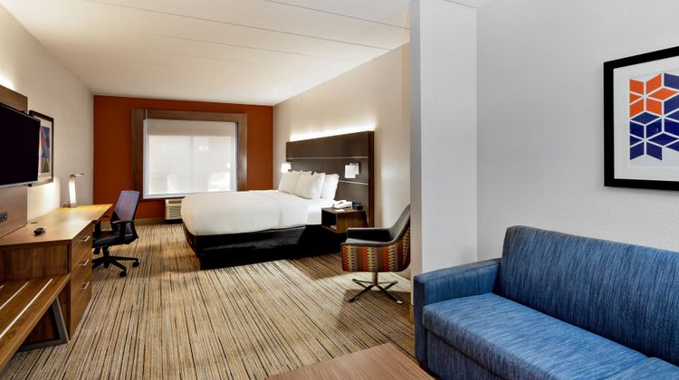 Holiday Inn Express Hotel & Suites Suite