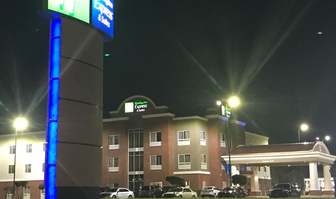 Holiday Inn Express Hotel & Suites Exterior