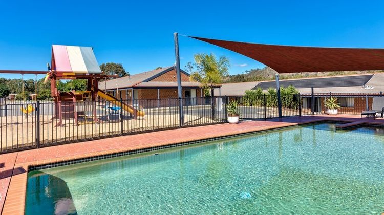 Blazing Stump Motel & Suites Pool