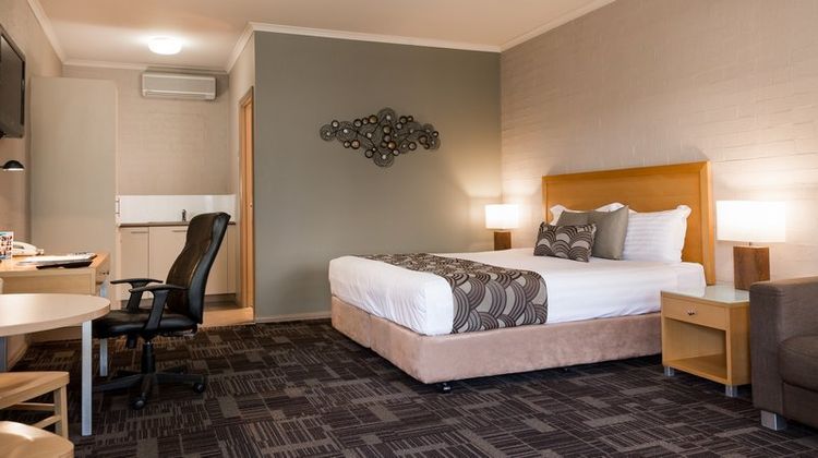 Blazing Stump Motel & Suites Room