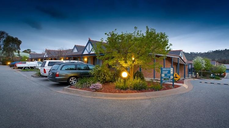 Blazing Stump Motel & Suites Exterior