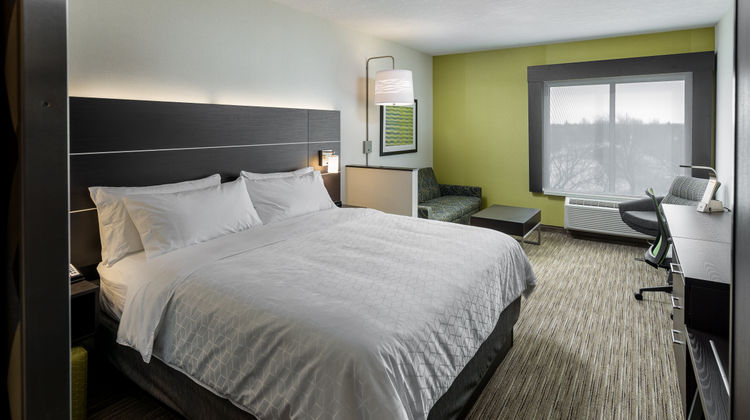Holiday Inn Express & Suites University Suite