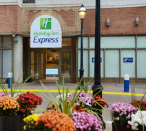 Holiday Inn Express Toronto Downtown Exterior