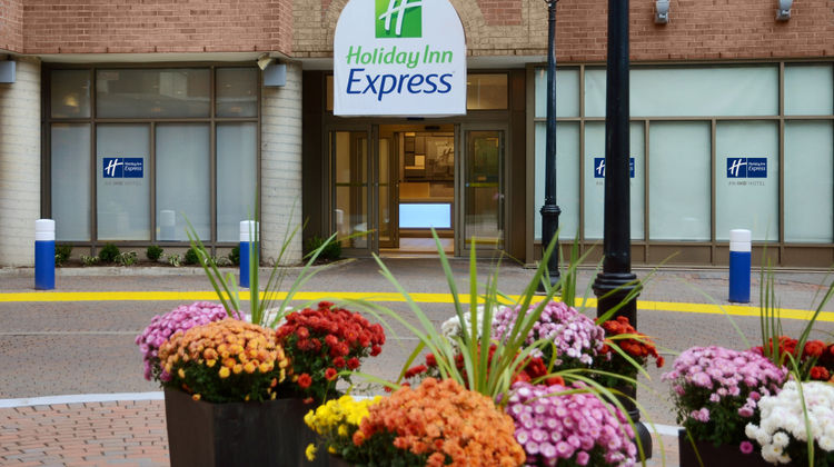 Holiday Inn Express Toronto Downtown Exterior