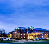 Holiday Inn Express & Suites Shelbyville Exterior