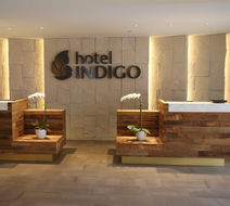 Hotel Indigo Naperville Riverwalk Lobby