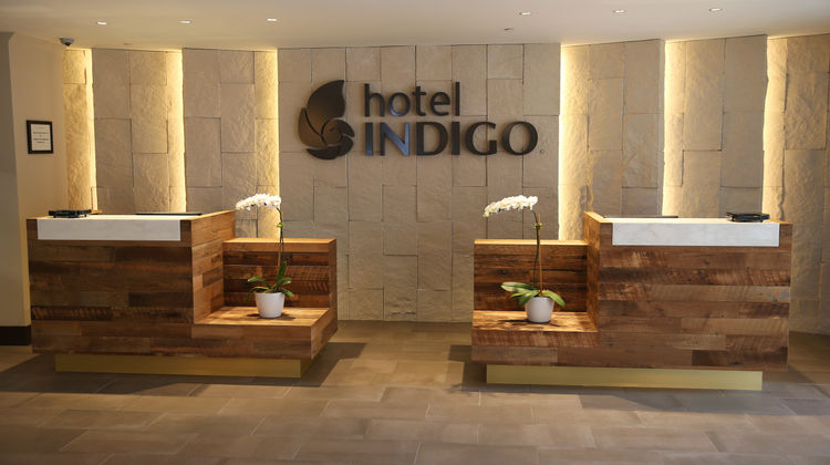 Hotel Indigo Naperville Riverwalk Lobby