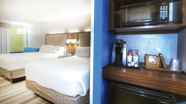Holiday Inn Express & Suites Magnolia Suite