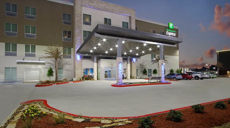 Holiday Inn Express/Suites Lake Charles Exterior
