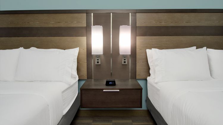 Holiday Inn Express/Suites Lake Charles Room
