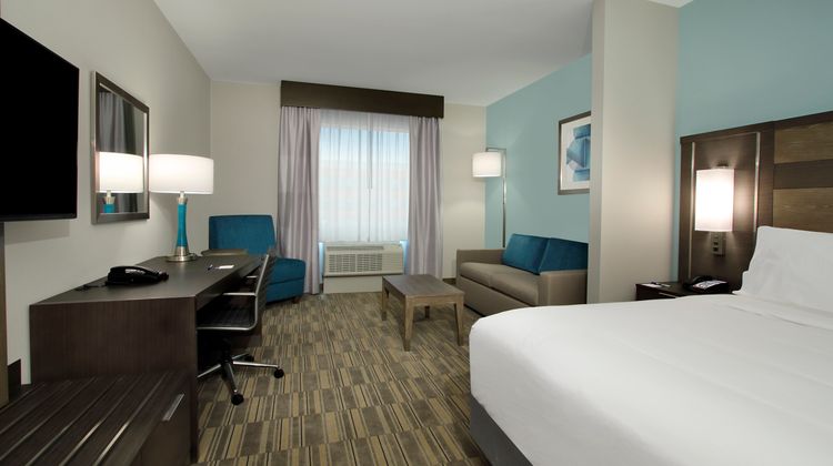Holiday Inn Express/Suites Lake Charles Suite