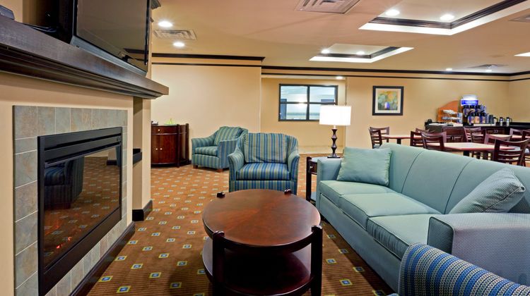 Holiday Inn Express & Sts Syracuse North Lobby