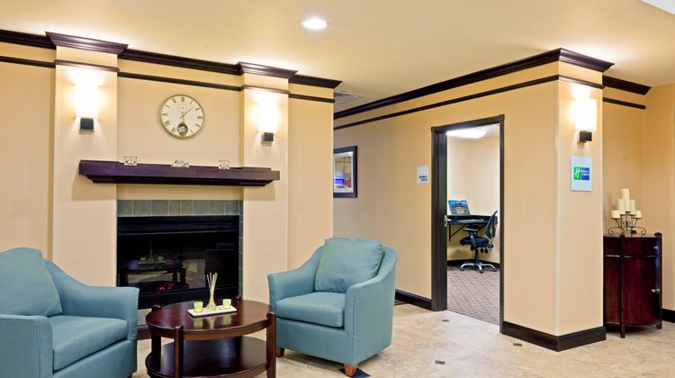 Holiday Inn Express & Sts Syracuse North Lobby