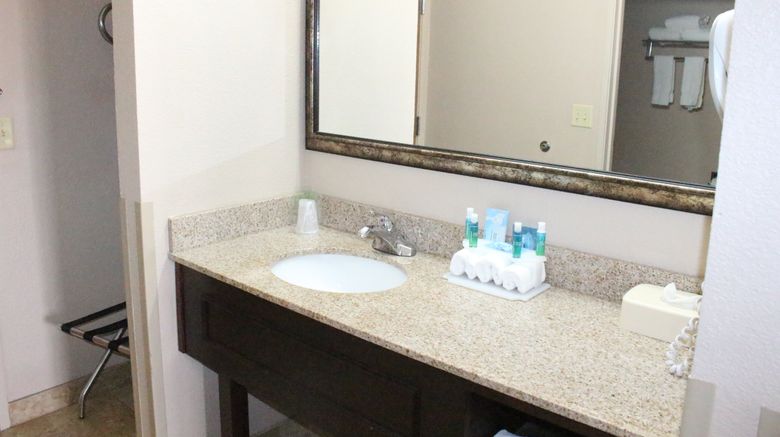<b>Holiday Inn Express & Suites Kansas City Room</b>. Images powered by <a href="https://www.leonardoworldwide.com/" title="Leonardo Worldwide" target="_blank">Leonardo</a>.