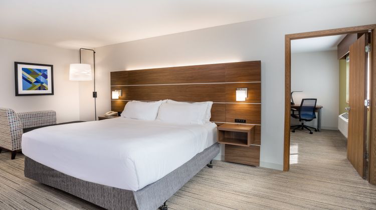 Holiday Inn Express Suite