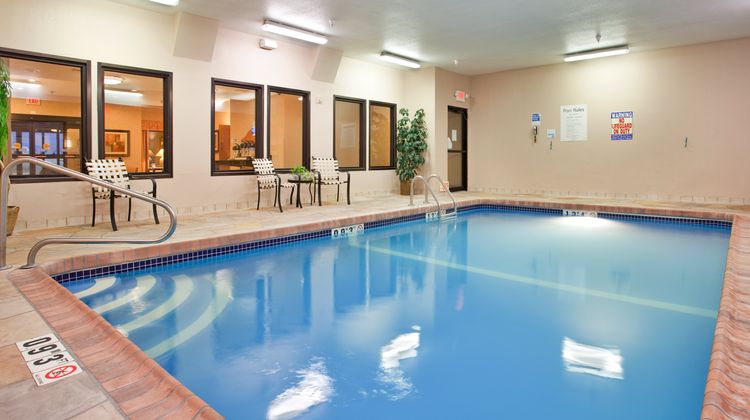 Holiday Inn Express & Suites Kansas City Pool