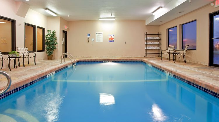 Holiday Inn Express & Suites Kansas City Pool
