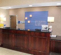 Holiday Inn Express & Suites Kansas City Lobby