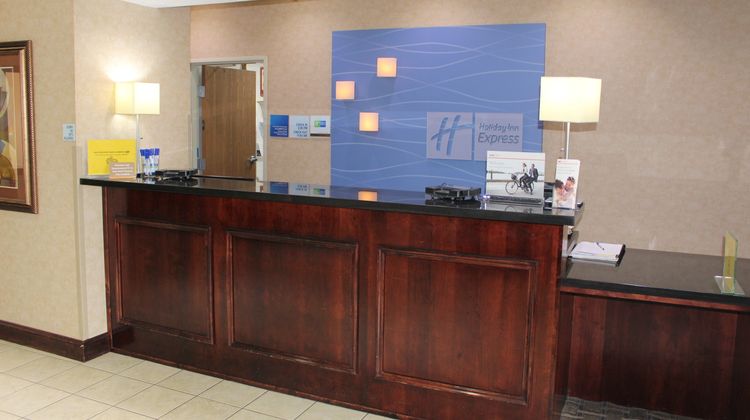 Holiday Inn Express & Suites Kansas City Lobby
