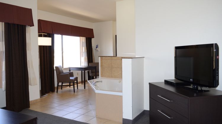 Holiday Inn Express Hotel & Suites Suite