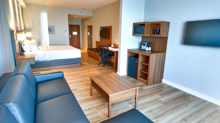 Holiday Inn Express & Suites Vaudreuil Suite