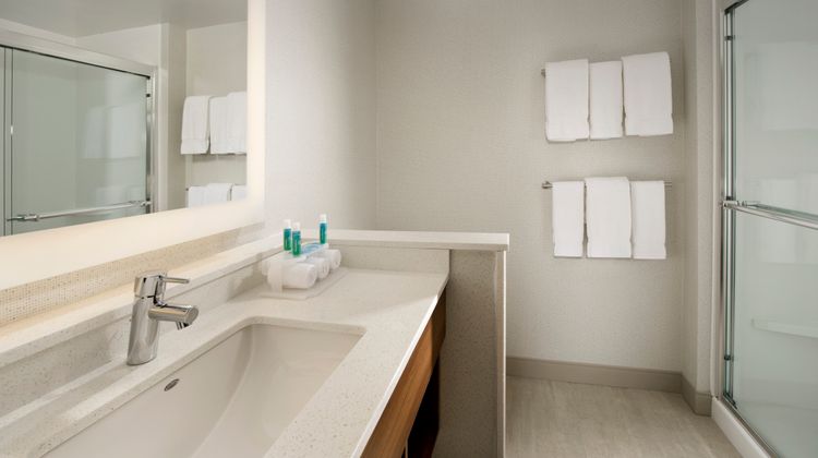 Holiday Inn Express & Suites Altoona Room