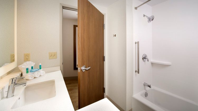 Holiday Inn Express & Suites Altoona Room
