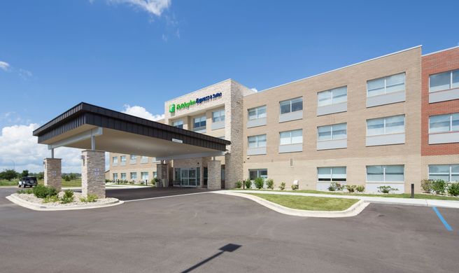Holiday Inn Express & Suites Gaylord Exterior