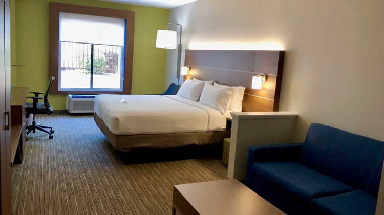 Holiday Inn Express Hotel & Suites Suite
