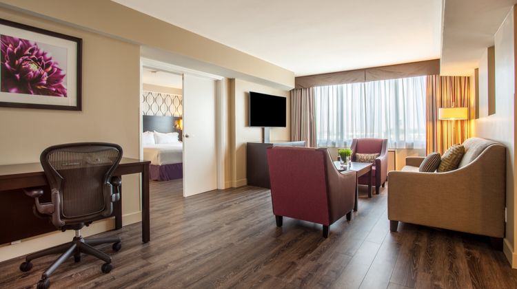 Holiday Inn Toronto Intl Airport Suite