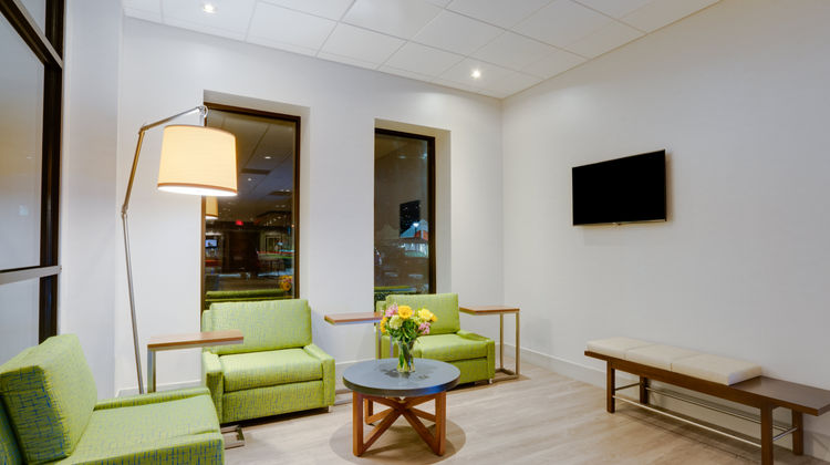 Holiday Inn Express & Stes Ft Washington Lobby