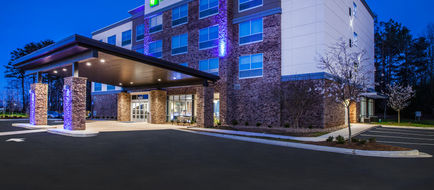 Holiday Inn Express & Stes Atlanta North Exterior