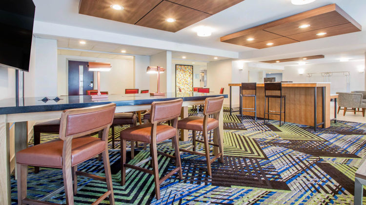 Holiday Inn Express & Suites Arpt Wolf Lobby